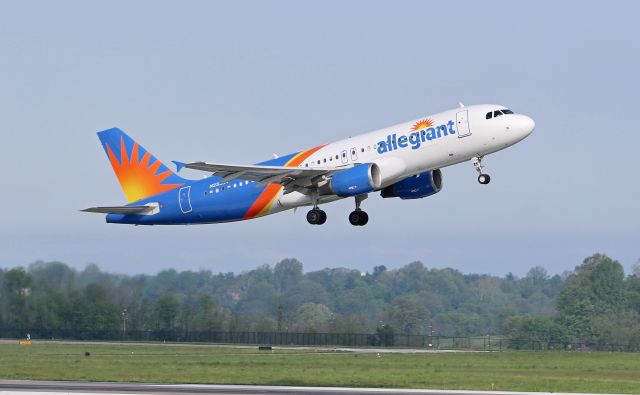 Airbus A320 (N233NV) - Allegiant 1703 off runway 04 at KLEX headed for KFLL, Ft. Lauderdale, Florida USA.