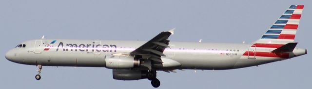 Airbus A321 (N562UW) - landing from Chicago