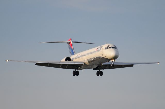 McDonnell Douglas MD-88 (N988DL) - Seen at KDCA on 3/27/2010.