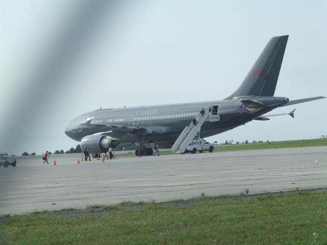 Airbus A310 (SDR15005) - loading military personnel at the old CFB Ottawa terminal.