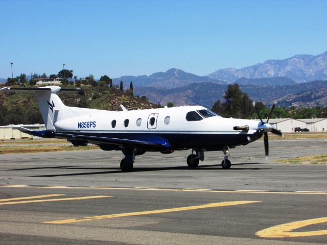 Pilatus PC-12 (N858PS) - Taxiing at Brackett Field