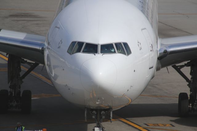 BOEING 777-300ER (ZK-OKM)