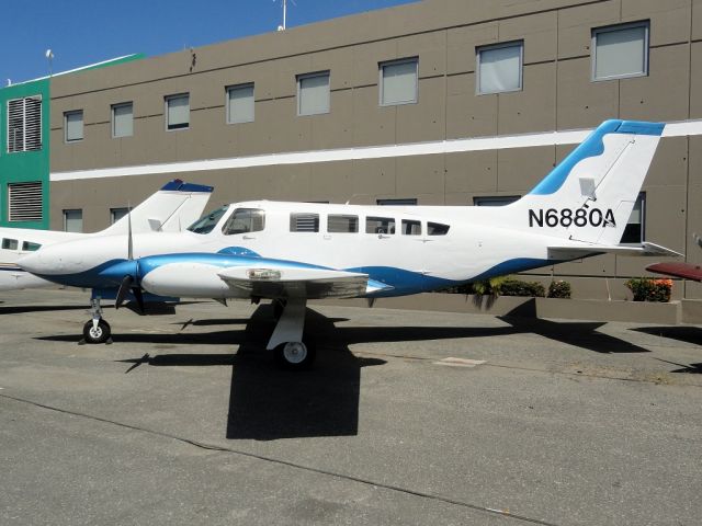 Cessna 402 (N6880A)