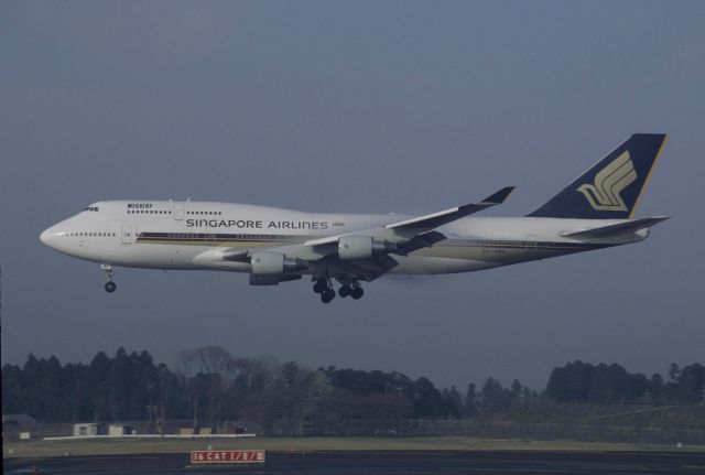 Boeing 747-400 (9V-SMK) - Short Final at Narita Intl Airport Rwy16R on 1999/04/01