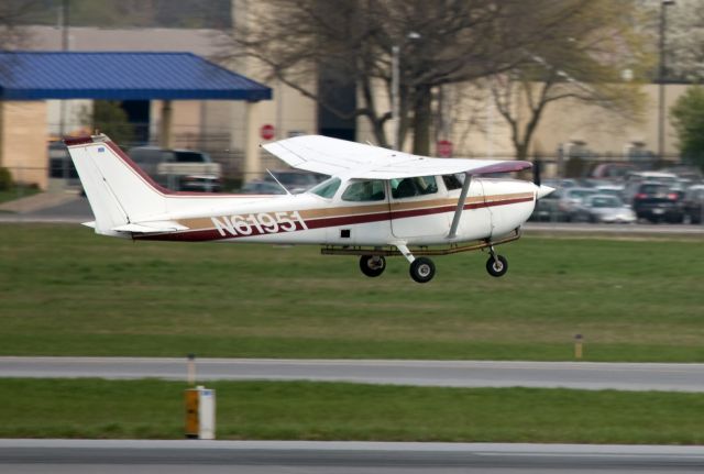 Cessna Skyhawk (N61951) - Note the silencer.