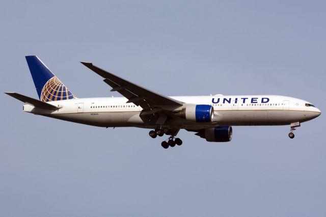 Boeing 777-200 (N216UA)