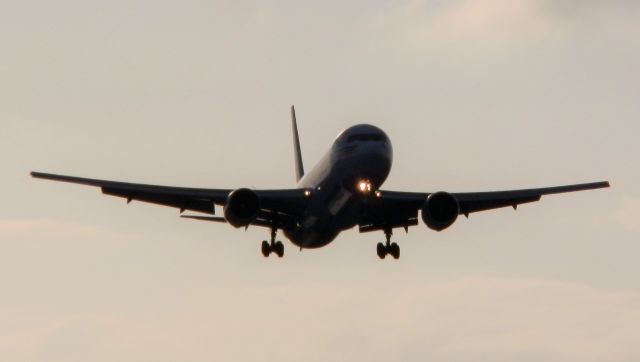 BOEING 767-300 (N316CM)