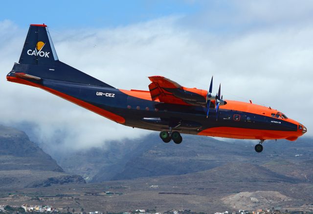 Antonov An-12 (UR-CEZ)