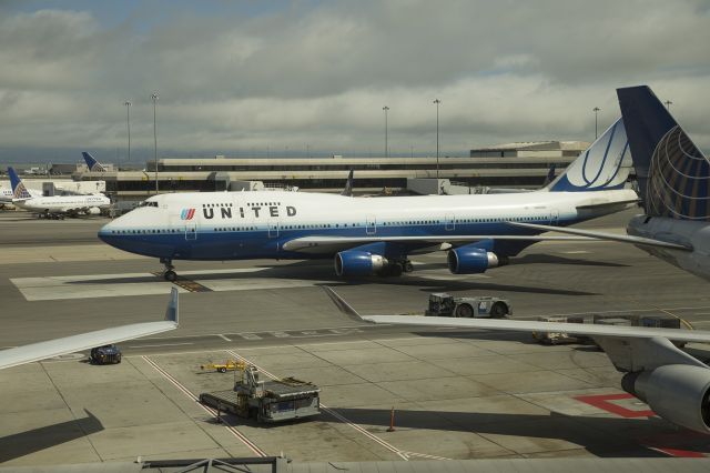 Boeing 747-200 (N12QUA)