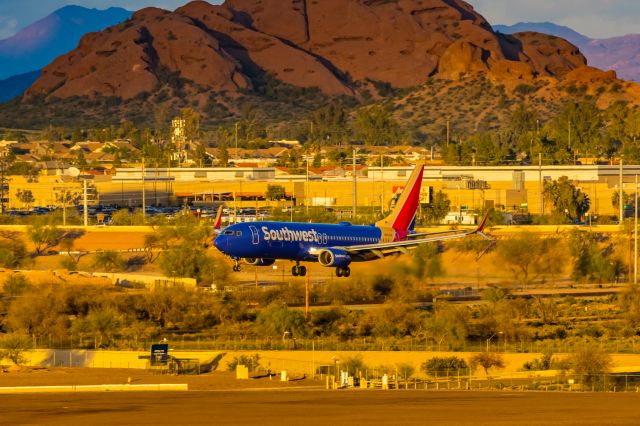 Boeing 737-800 (N8526W) - A Southwest Airlines 737-800 landing at PHX on 2/19/23. Taken with a Canon T7 and Tamron 70-200 G2 lens.