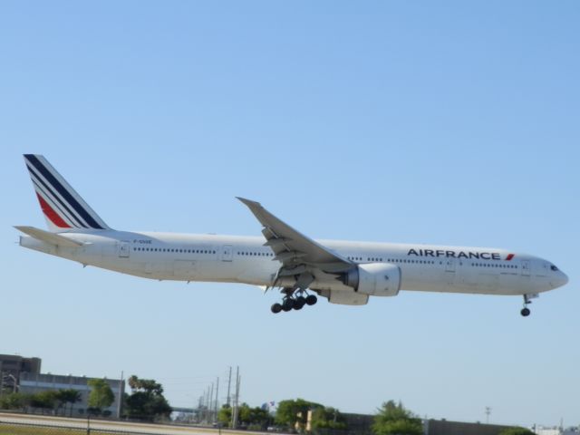 BOEING 777-300ER (F-GSQE)