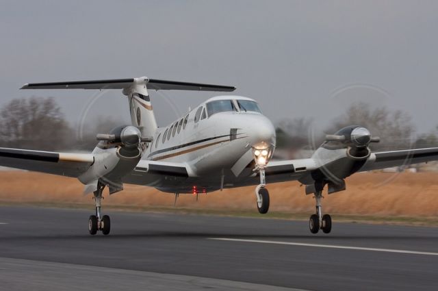 Beechcraft Super King Air 200 (N6HU) - Lift off