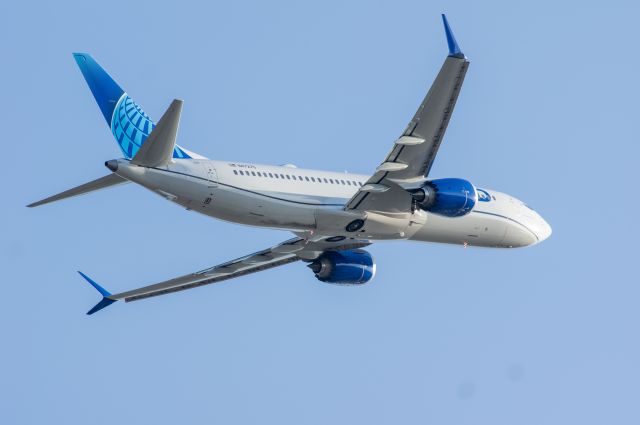 Boeing 737 MAX 8 (N47275) - Departing runway 24