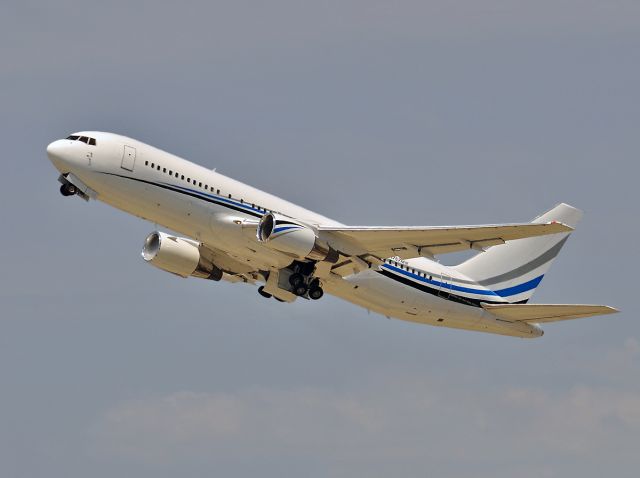 BOEING 767-200 (N767MW)
