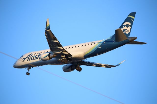 EMBRAER 175 (long wing) (N186SY)