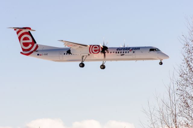 — — - Operating flight Bombardier BBA27 arriving runway 26.