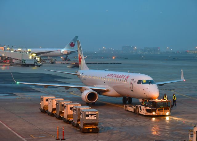 Embraer ERJ-190 (C-FHNW) - Air Canada Embraer ERJ-190AR C-FHNW in Toronto 