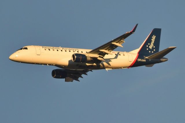 Embraer 175 (N401YX) - On long final for Runway 32. About 10 nautical miles from airport, 3500 agl. Spotted from my front portch! Golden Hour.