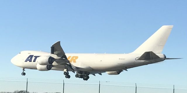 BOEING 747-8 (N859GT) - Runway 25 arrival! 11/25/22.