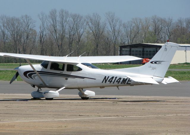 Cessna Skylane (N414ME) - Parked at the Shreveport Downtown airport.