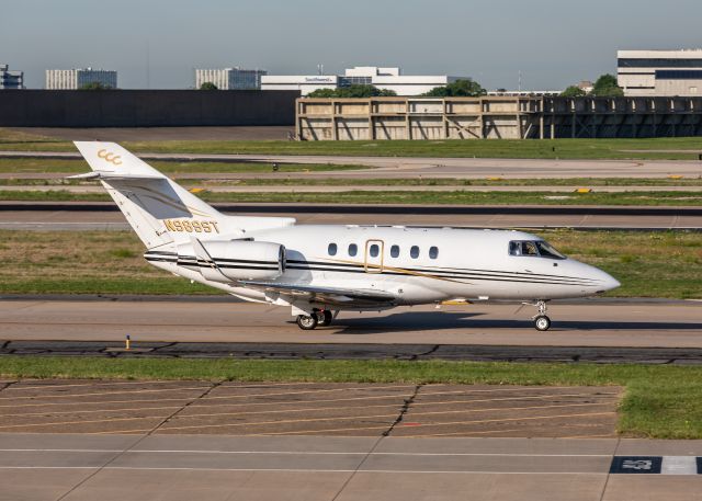 Boeing Goshawk (N989ST) - Hawker 800XP taxiing for departure at Dallas Love Field.