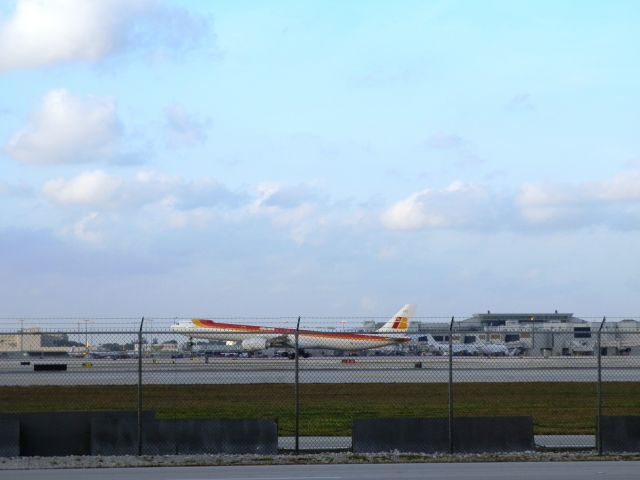 Airbus A340-600 (EC-LFS) - Touching down in Miami town