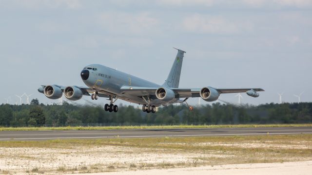 Boeing C-135B Stratolifter (F-UKCA)