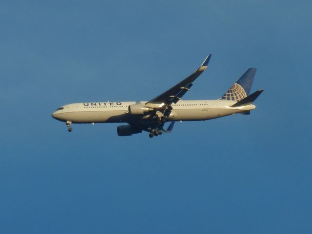 BOEING 767-300 (N657UA) - A United Airlines Boeing 767-300 Flies By Approaching Dulles International