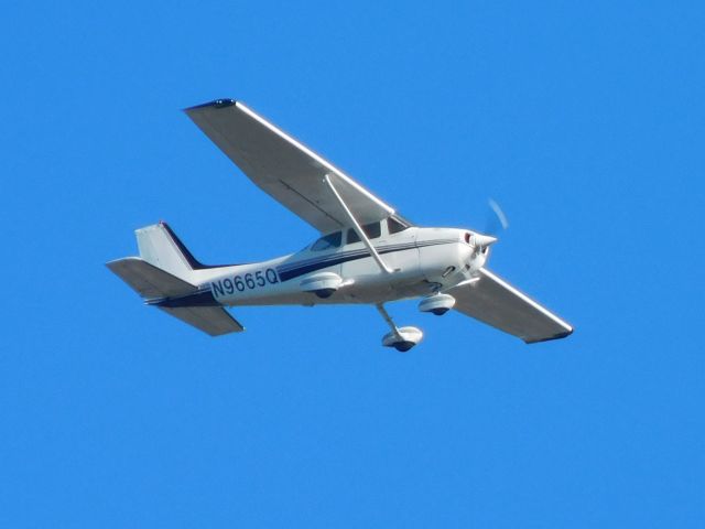 Cessna Skyhawk (N9665Q) - Over Corvallis, Oregon on 7th December 2017.