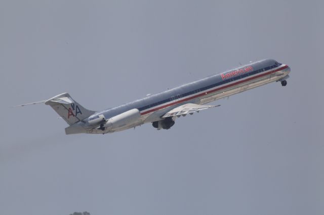 McDonnell Douglas MD-83 (N9677W)