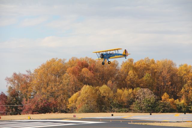 Boeing PT-17 Kaydet (N5815V) - Stearman PT-17 landing runway 19