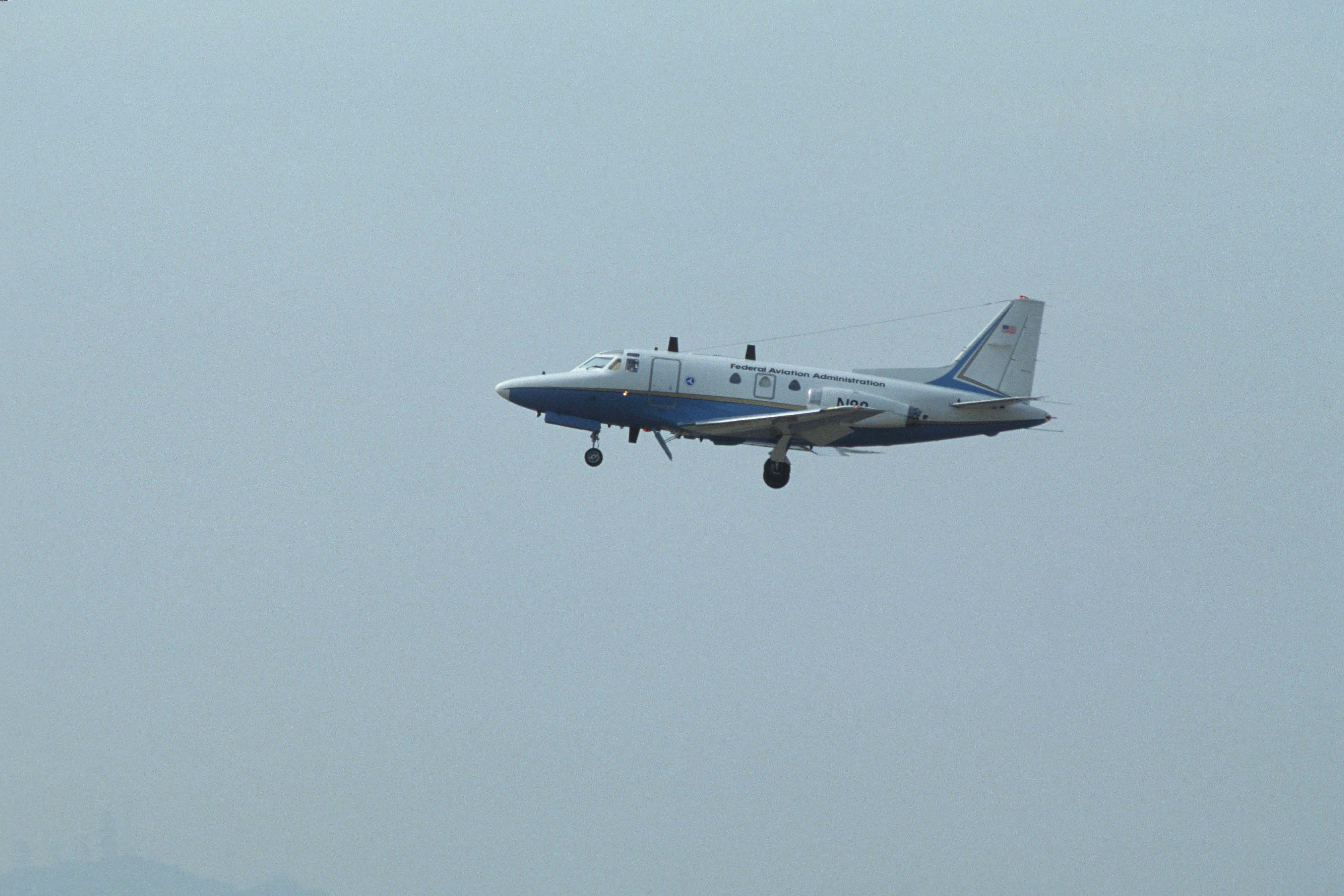 Canadair Challenger (N88) - Short Final at Kai-Tak Intl Airport Rwy13 on 1991/12/14