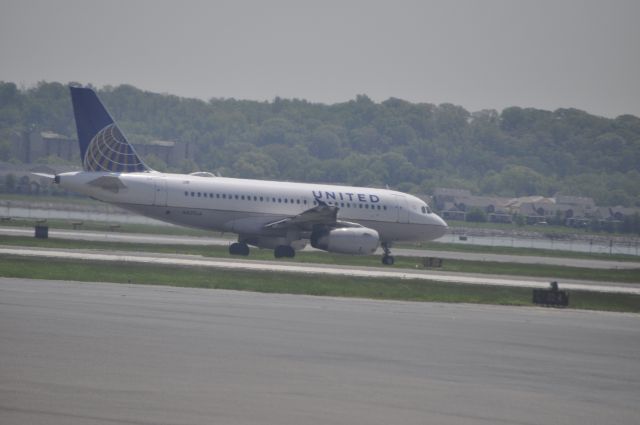 Airbus A320 (N831UA)