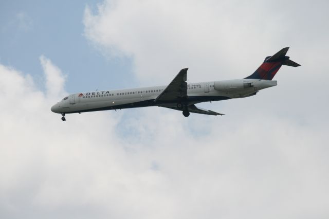 McDonnell Douglas MD-88 (N948DL)