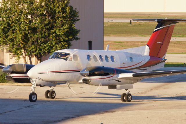 Beechcraft Super King Air 300 (N19MC)