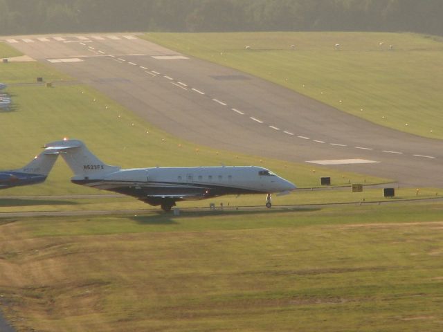 Bombardier Challenger 300 (N523FX) - Departing 27 during the first Presidential Debate weekend.