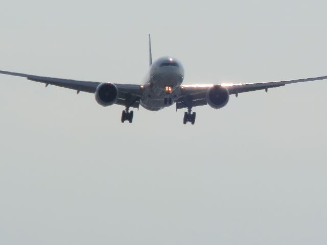 BOEING 777-200LR (N776LA)
