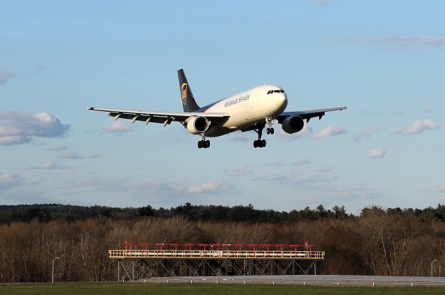 Airbus A300F4-600 (N143UP) - 'UPS 1056' from Louisville on final to 24