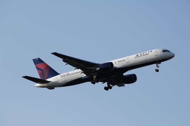 Boeing 757-200 (N550NW) - Final Approach to NRT Airport R/W34L on 2012/01/04