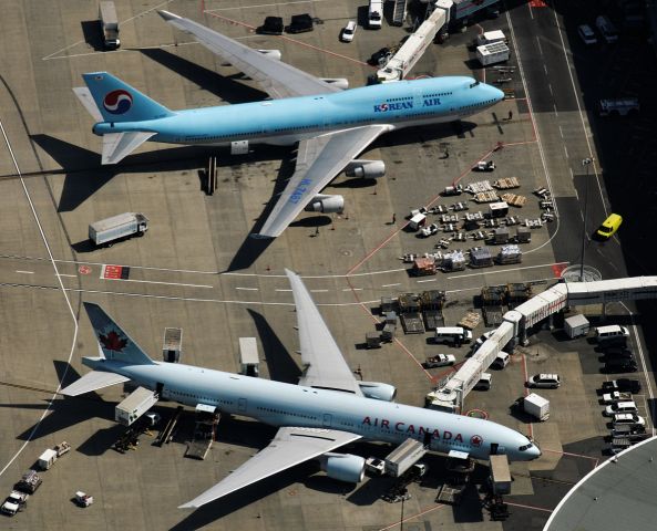 HL7487 — - 747 and 777 at CYVR