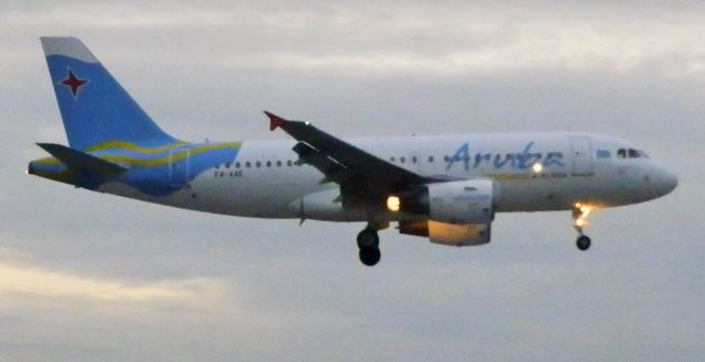 Airbus A320 (P4-AAE)