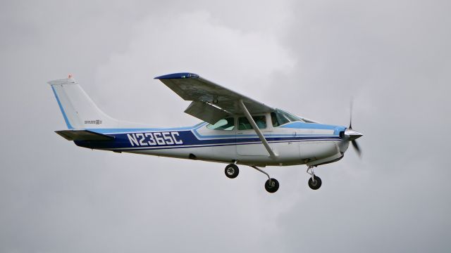 Cessna Skylane (N2365C) - A Cessna 182 (Ser #R18200162) on final to Rwy 16R on 9/16/15.