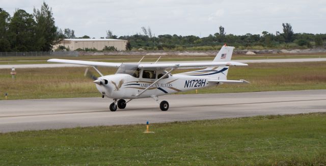 Cessna Skyhawk (N1729H) - Taxing to runway 5