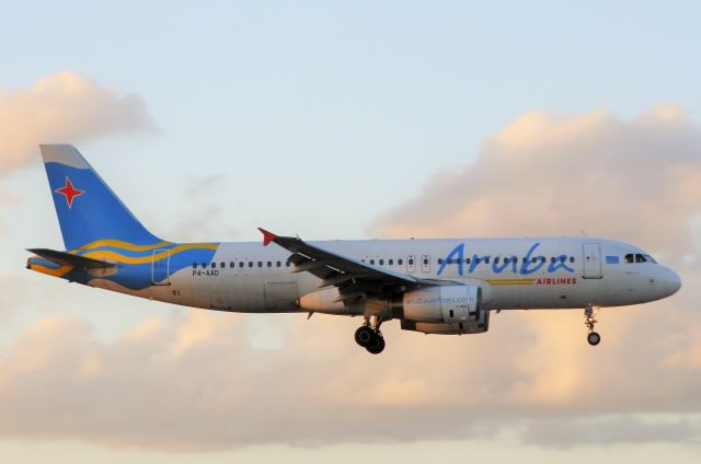 Airbus A320 (P4-AAD)