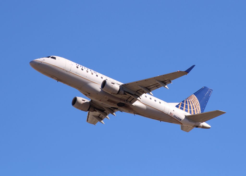 Embraer 170/175 (N642RW)