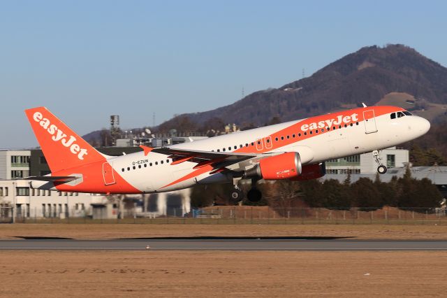 Airbus A320 (G-EZUN)