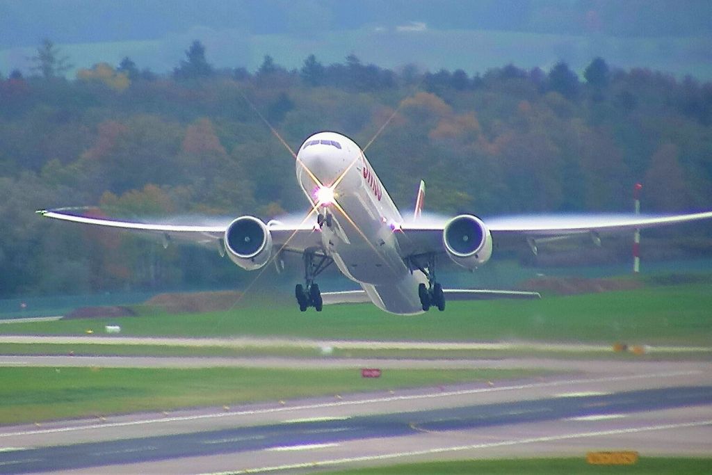 BOEING 777-300ER (HB-JNF)