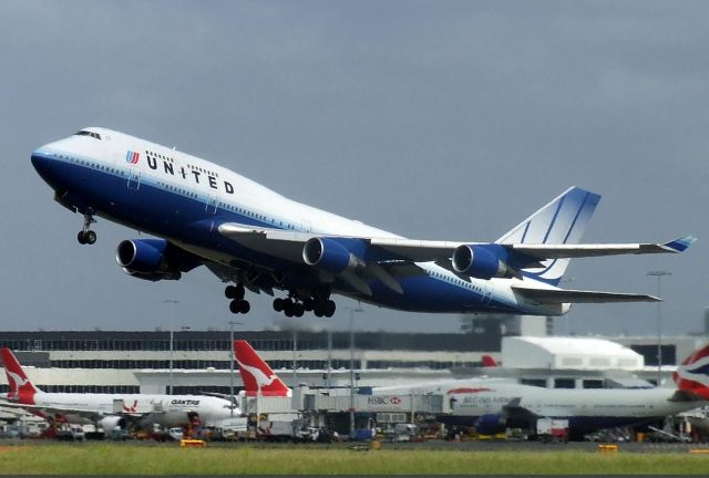 Boeing 747-400 (N199UA) - Boeing 747-422 N199UA of United Airlines taking off from Sydney on 22.12.2010