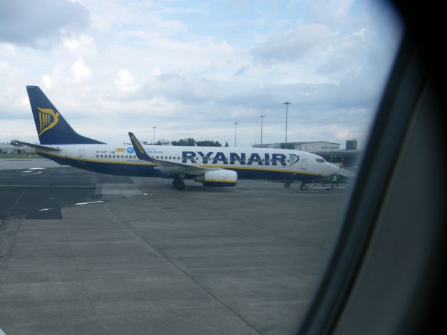 Boeing 737-700 (EI-DYF) - EI DYF B737-8ASWL EINN 18/07/14