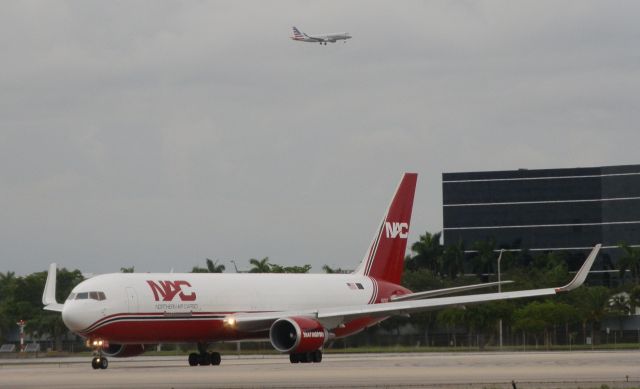 BOEING 767-300 (N379CX)